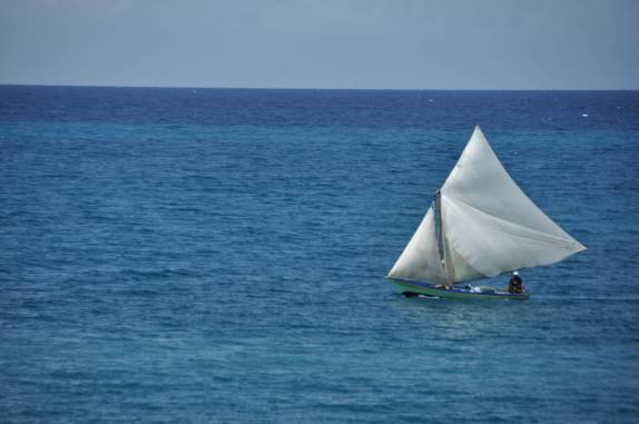 Jangada singra os mares perto de Cabaret, antiga Duvalierville, no litoral central do Haiti